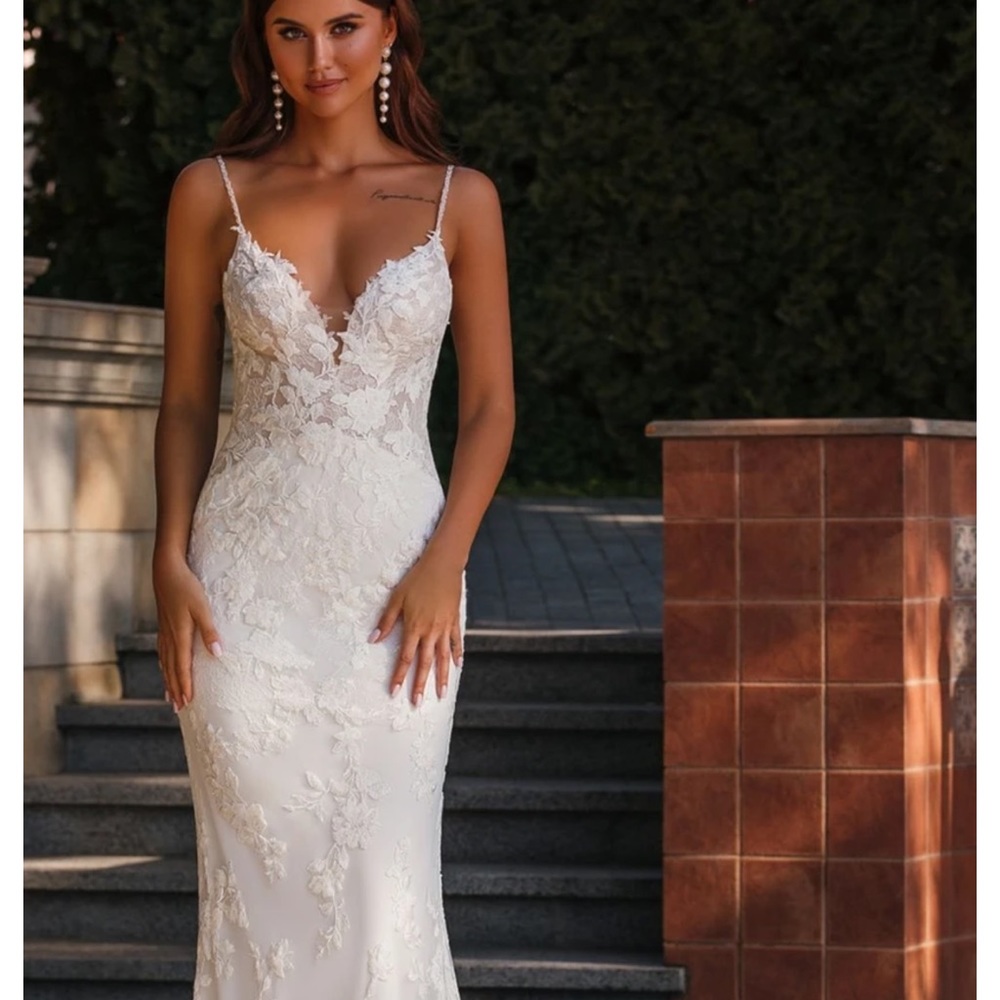 White lace size 8 wedding gown with garment bag. Beautiful dress NWT 175.00